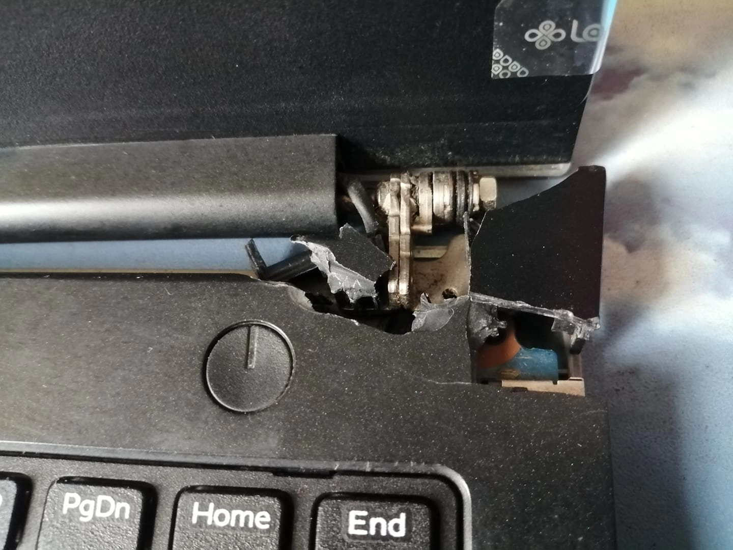 Dell bị bể vỏ